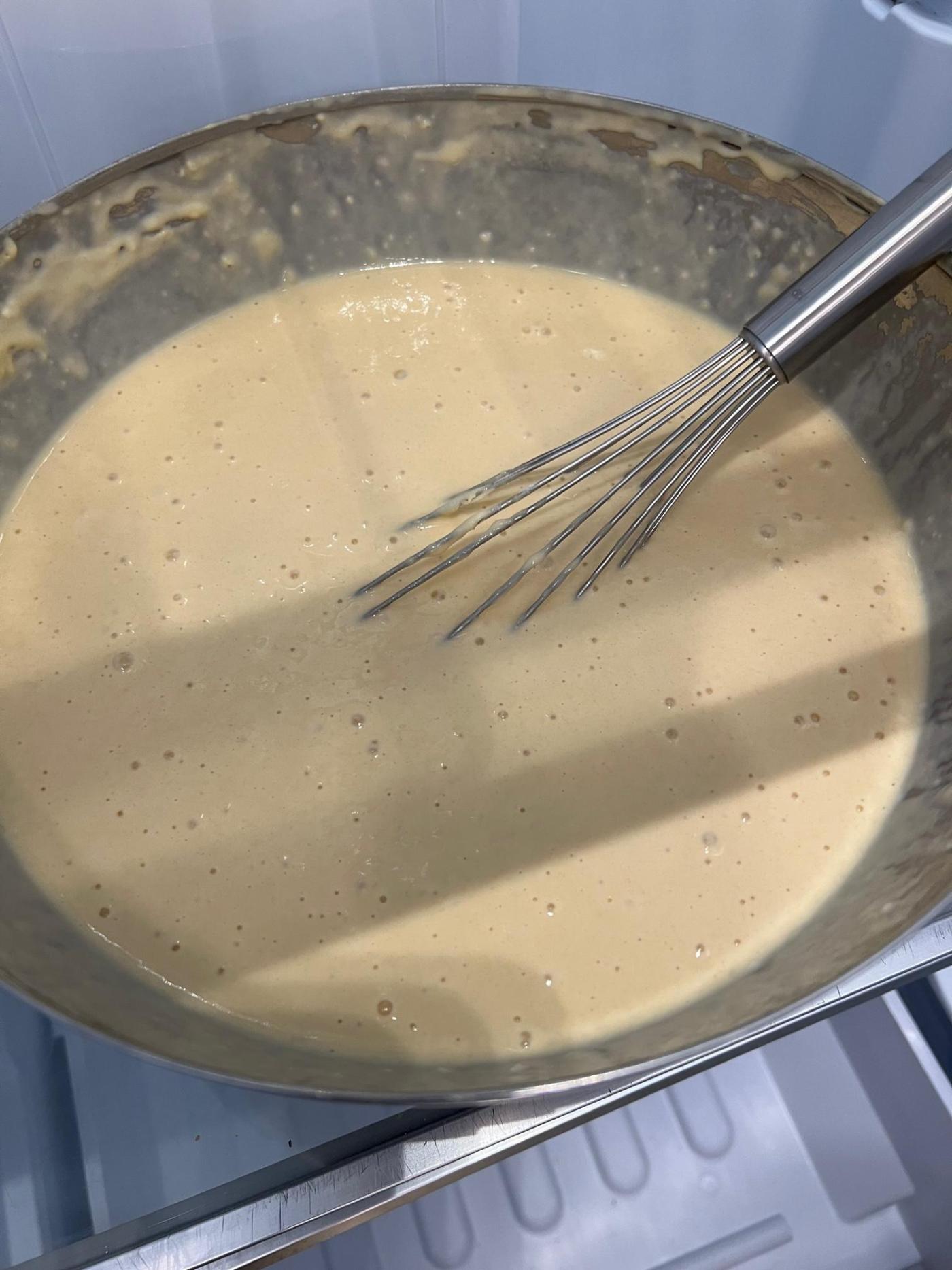 Ei, Mehl und Milch im richtigen Verhältnis ergeben den perfekten Palatschinkenteig