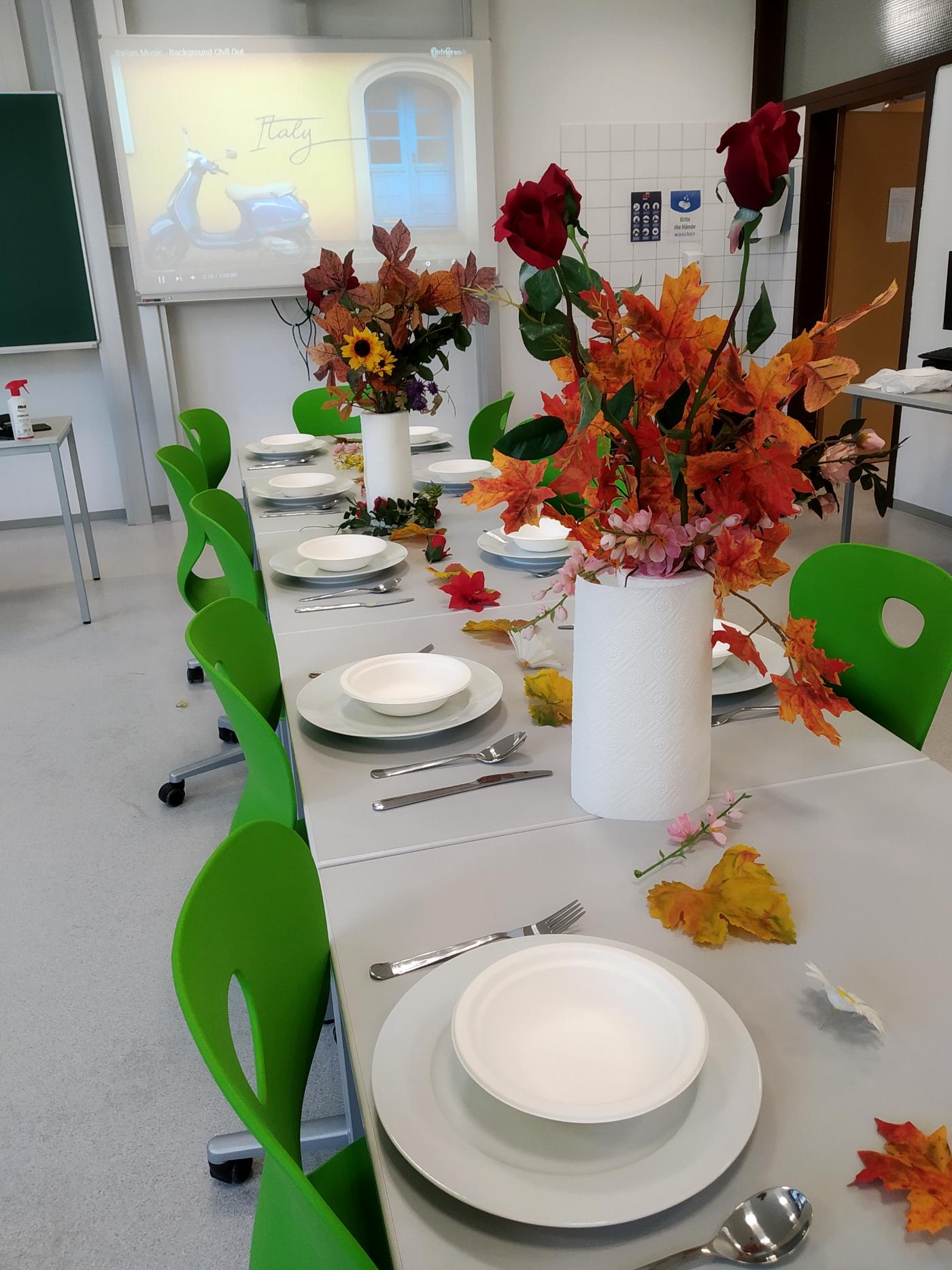 Ein sehr einladender und gut dekorierter Tisch