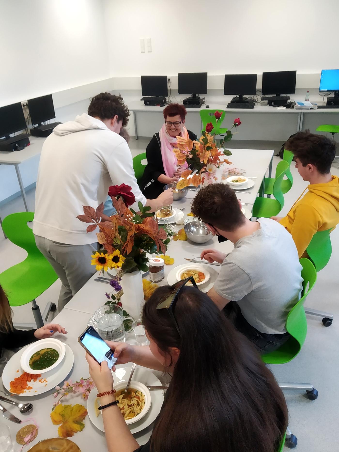 Unsere Direktorin nahm auch Platz an unserer Tafel