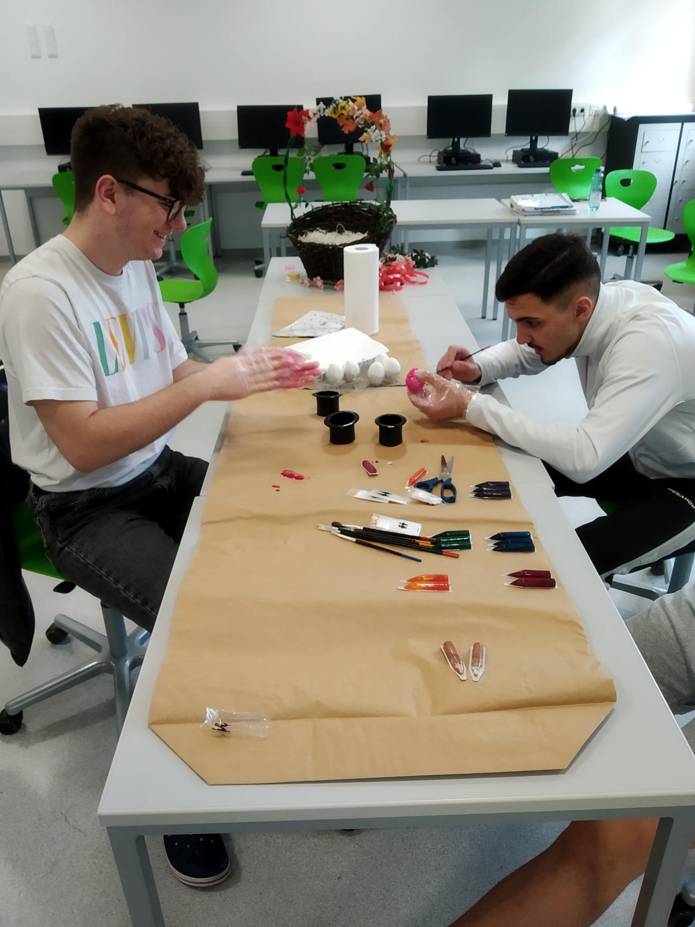 Benni und Olli beim Färben