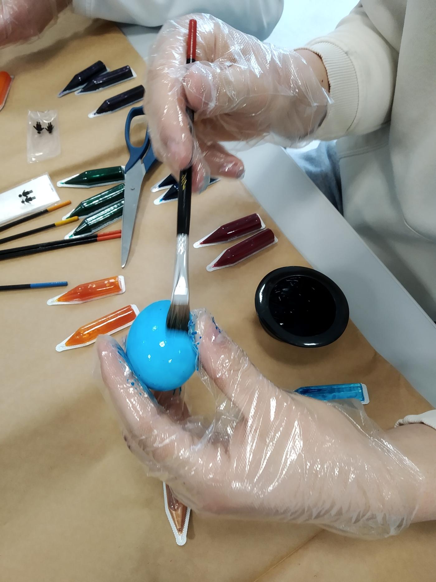 Farbe wird mittels Pinsel aufgetragen