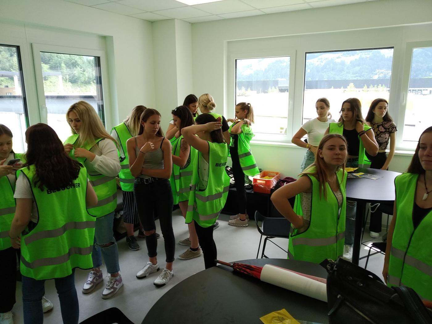 Bild3 Mit den Sicherheitswesten ging es dann auf zur Tour