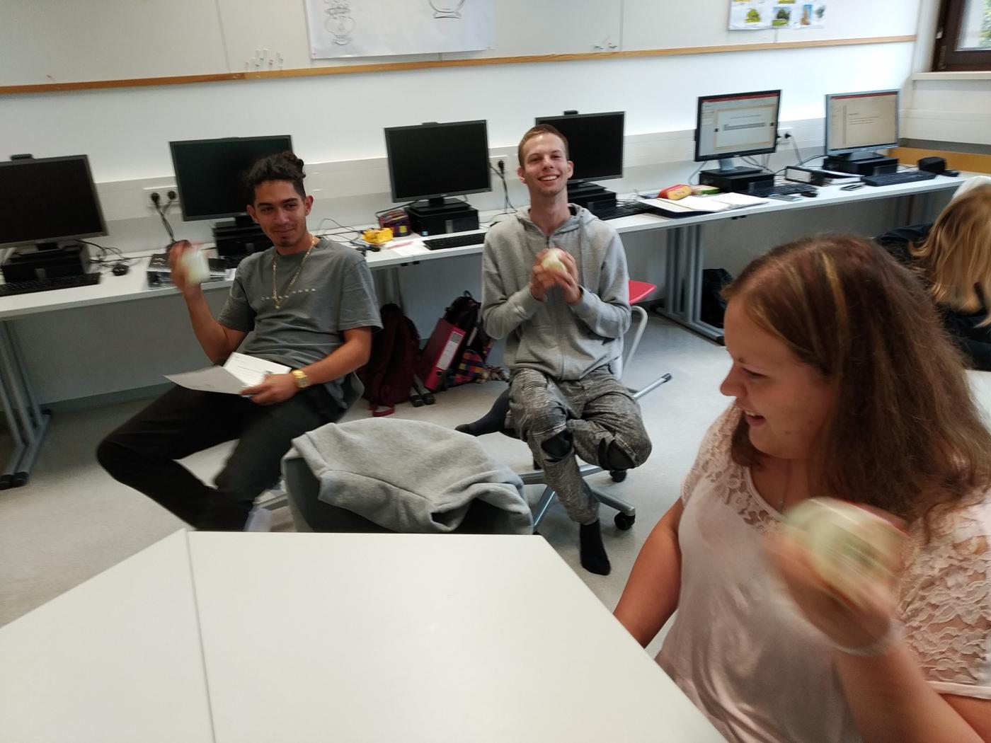 Klasse 2E mit Muskeleinsatz wird Butter gemacht