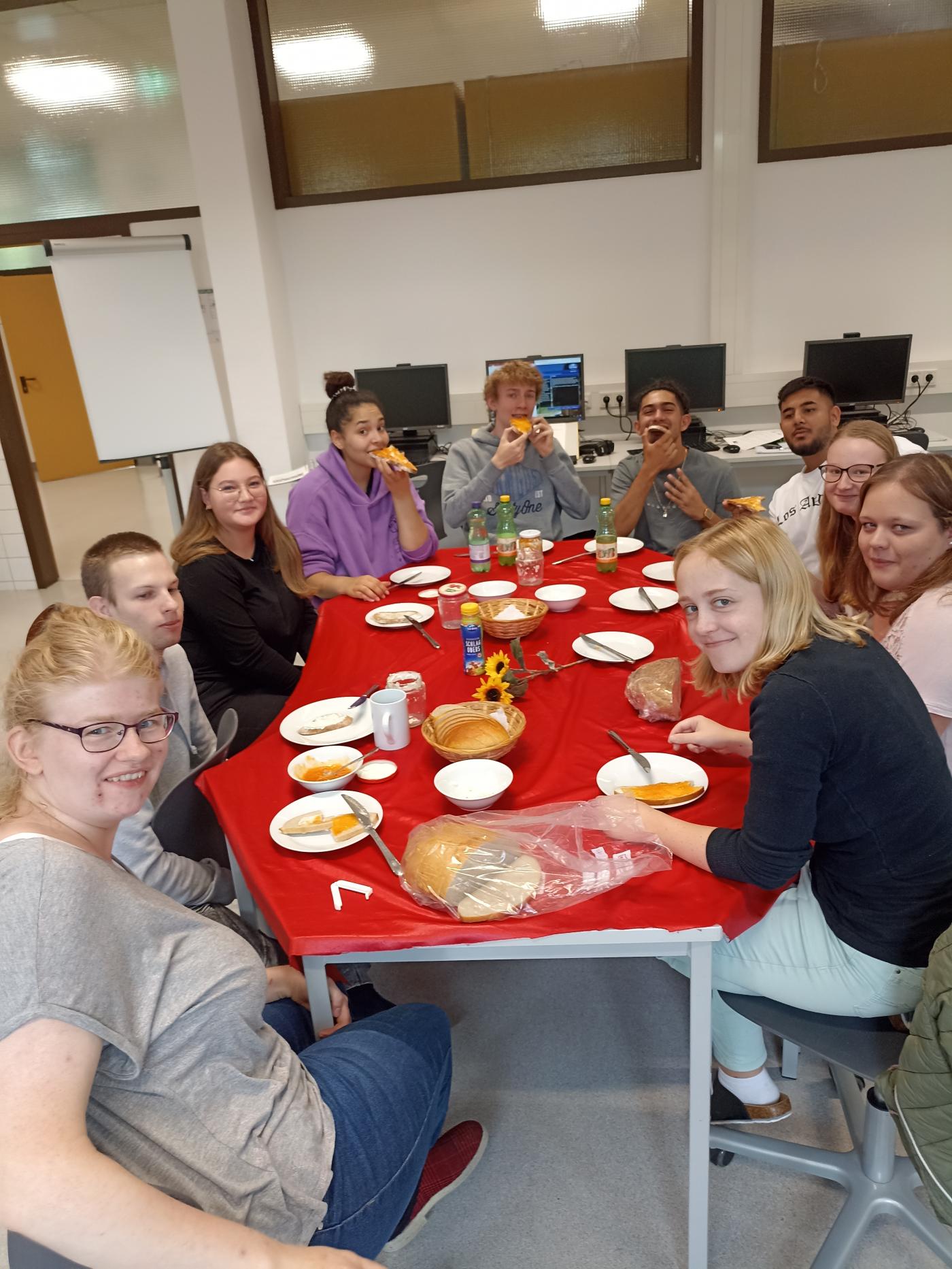 Klasse 2E beim Verkosten der Butter