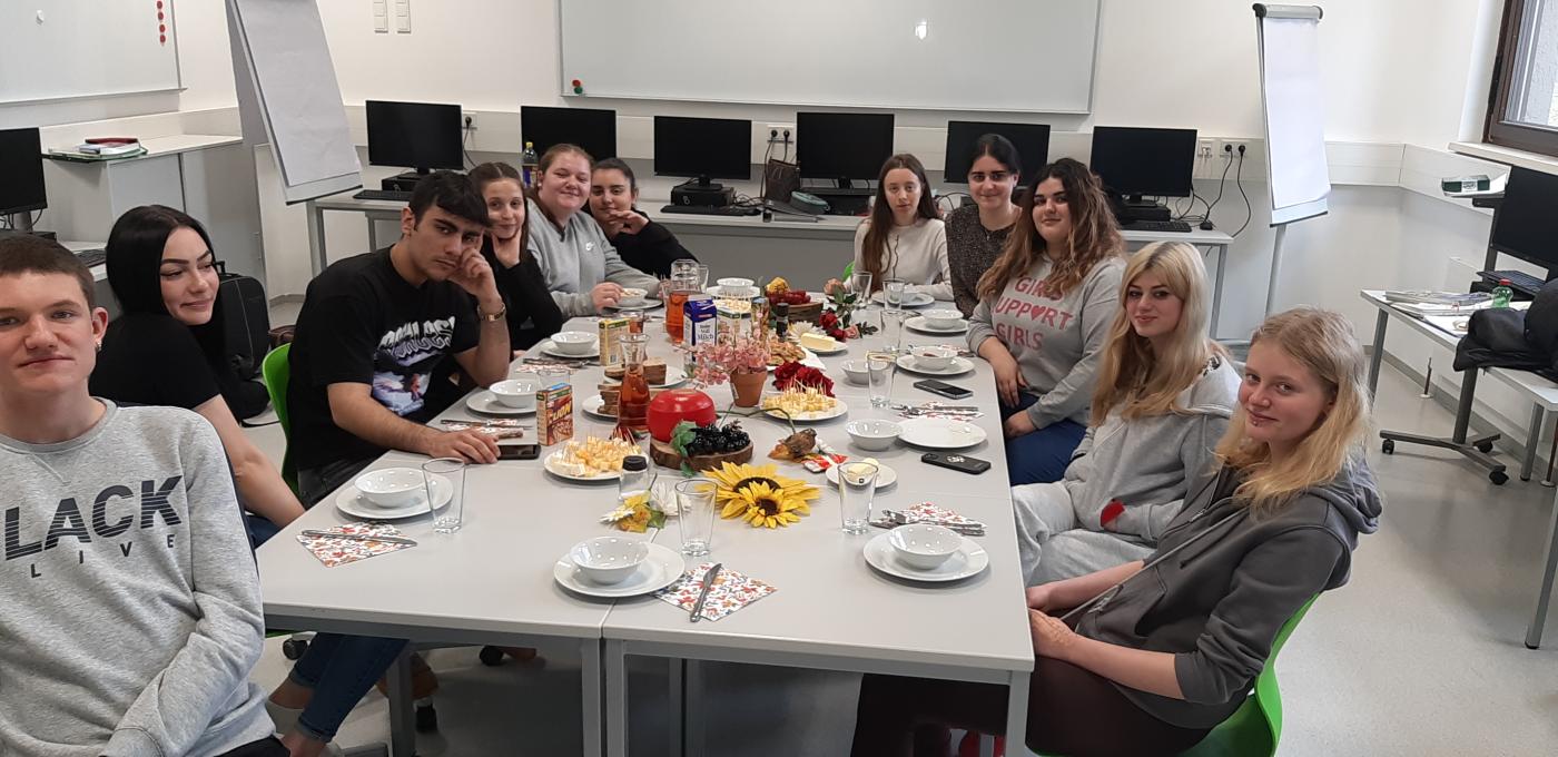 Gemeinsame Verkostung verschiedener Käsesorten