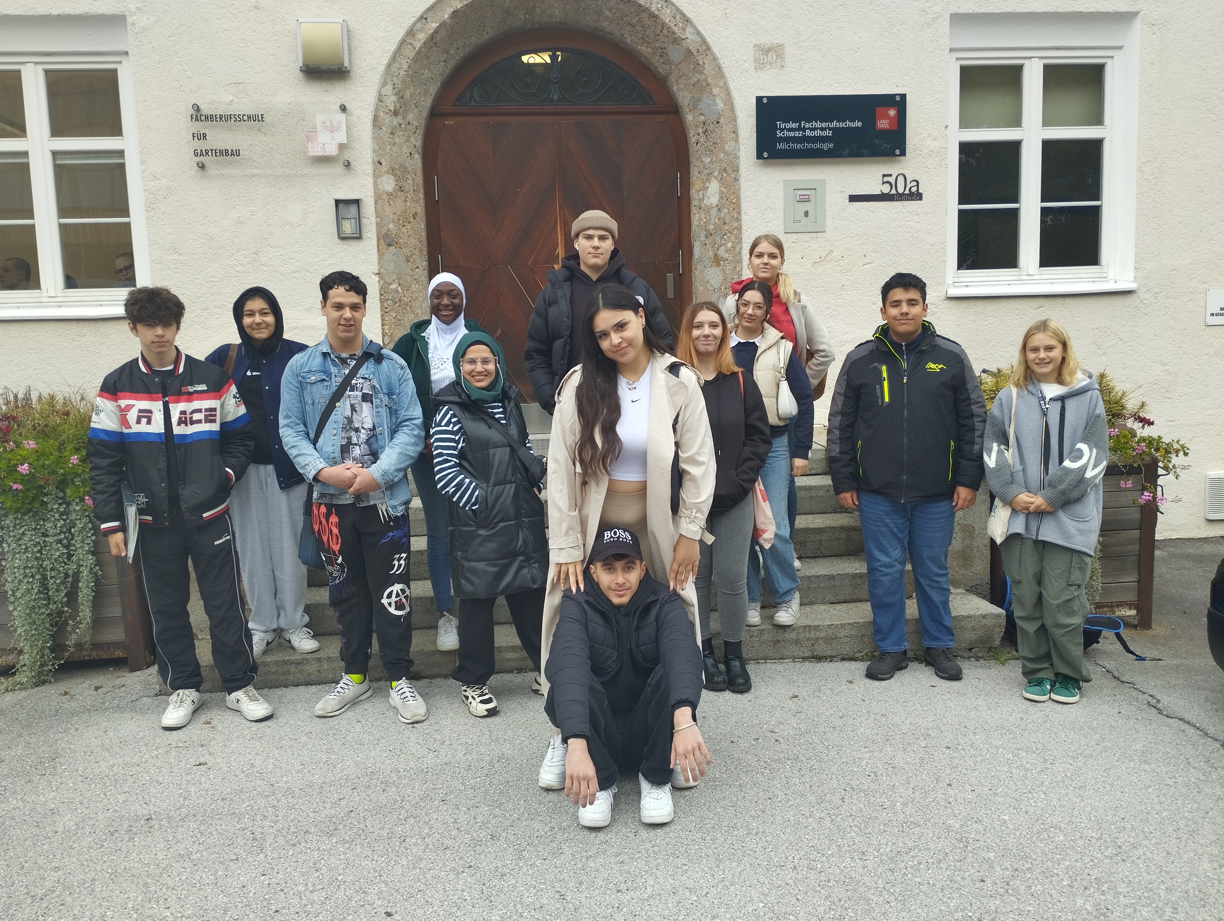Gruppenfoto 2A vor der Schule in Rotholz