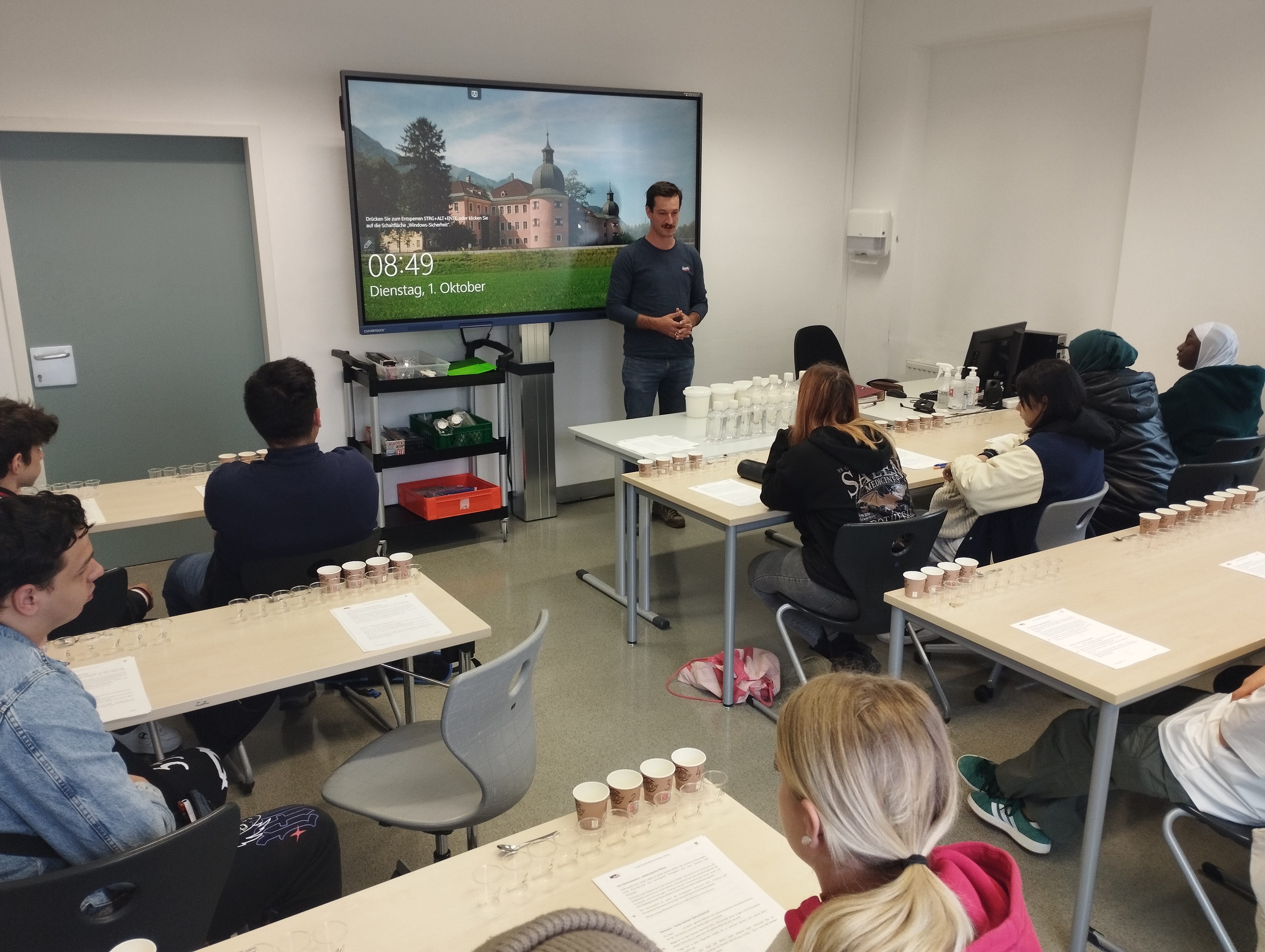 Hr. Juen der Milchexperte erklärt den genauen Ablauf des Sensoriktests