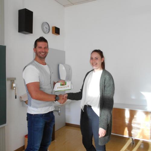 die klassensprecherin bedankt sich bei herrn strasser