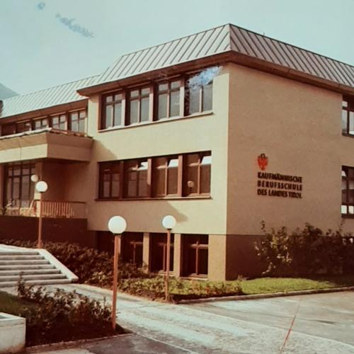 1982 Kaufmännische Berufsschule Schwaz - Neubau am Johannes-Messner-Weg 6