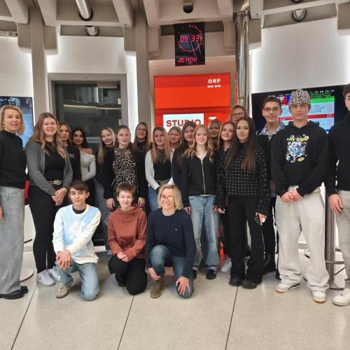 Die Büroklassen 1dBK und 1fBK im ORT Tirol Landesstudio