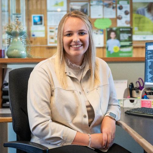 Theresa Eder am Arbeitsplatz