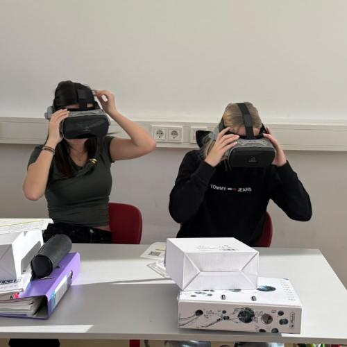 Schülerinnen auf ihrer VR tour