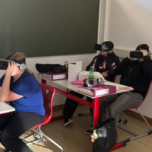 Schülerinnen während der VR tour