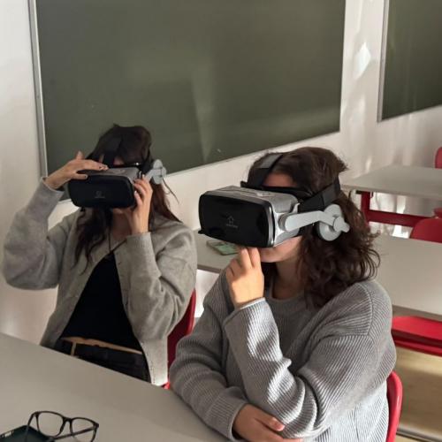 Schülerinnen während der VR tour