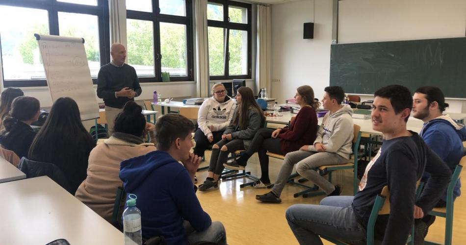 Dr. Aull beim Workshop in der Klasse 1F