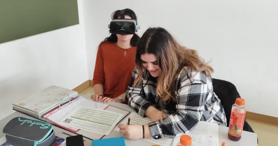 Schülerin erlebt eine Bustour durch London live mit der VR-Brille