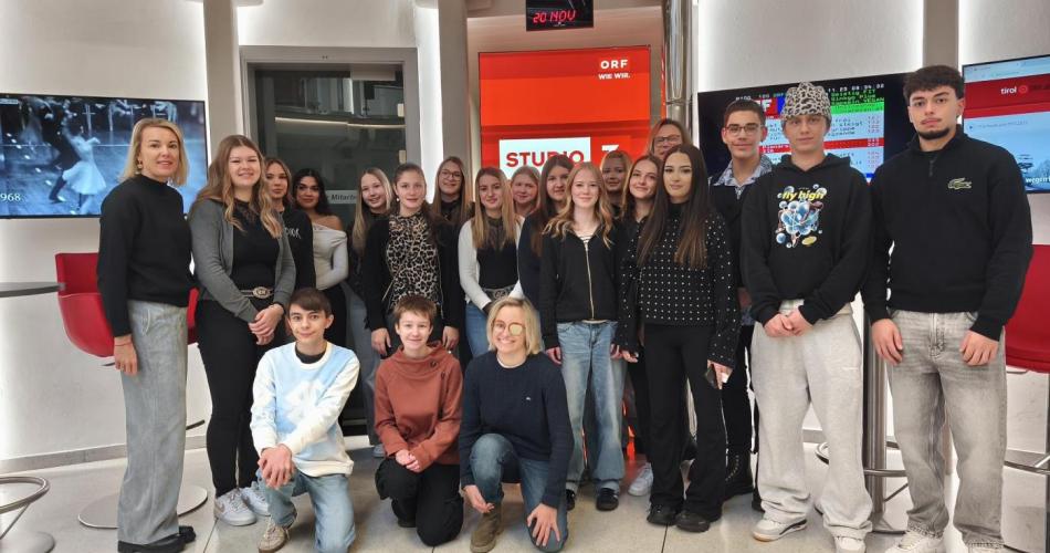 Die Büroklassen 1dBK und 1fBK im ORT Tirol Landesstudio