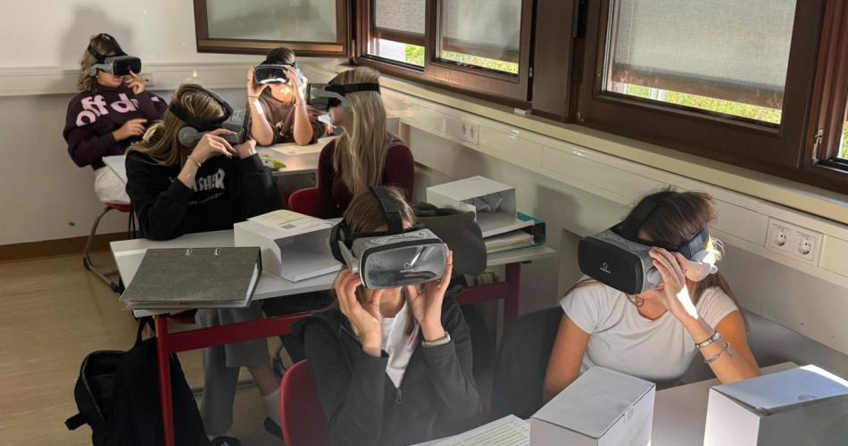 Schülerinnen mit den VR-Brillen auf der Londontour
