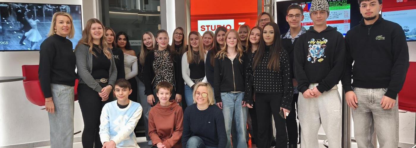 Die Büroklassen 1dBK und 1fBK im ORT Tirol Landesstudio