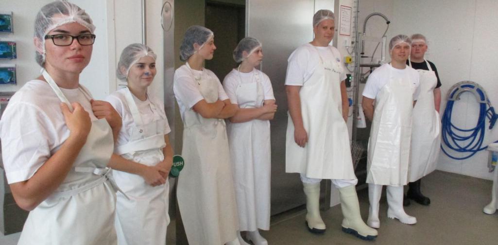 SchülerInnen in den Praxisräumlichkeiten