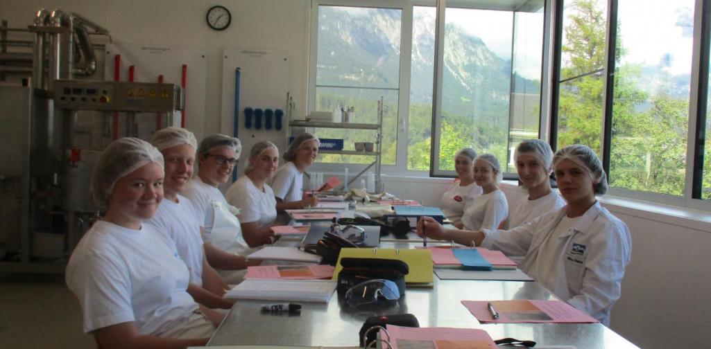 SchülerInnen beim Praxisunterricht