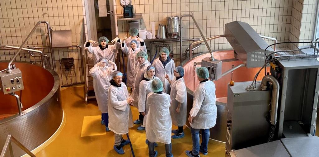 In der Produktion - Heumilchsennerei Fügen In der Produktion - Heumilchsennerei Fügen