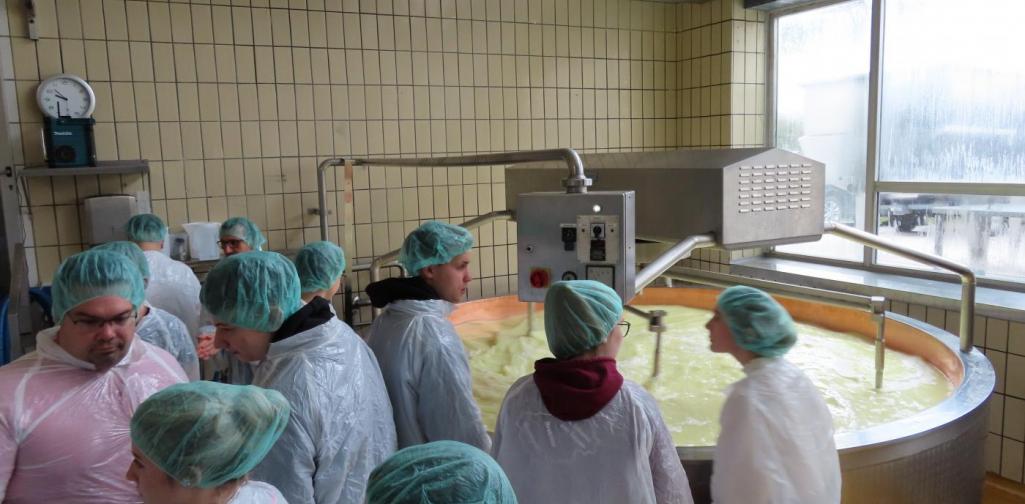 In der Produktion - Heumilchsennerei Fügen 10